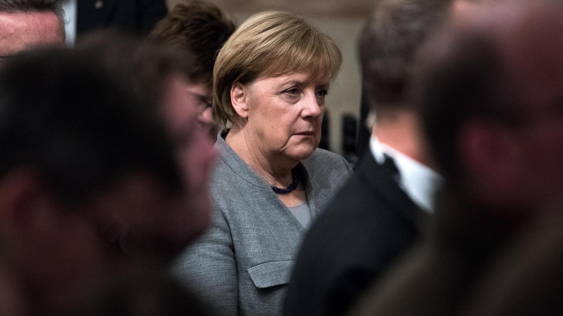 Bundeskanzlerin Angela Merkel steht am 20.11.2017 während des Statements der Grünen zum Scheitern der Jamaika-Sondierungen von CDU, CSU, FDP und Grünen in der Landesvertretung von Baden-Württemberg in Berlin.