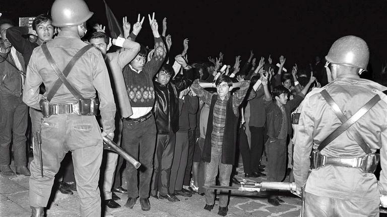 Mexikanische Soldaten beenden die Studentenunruhen in Mexiko 1968.