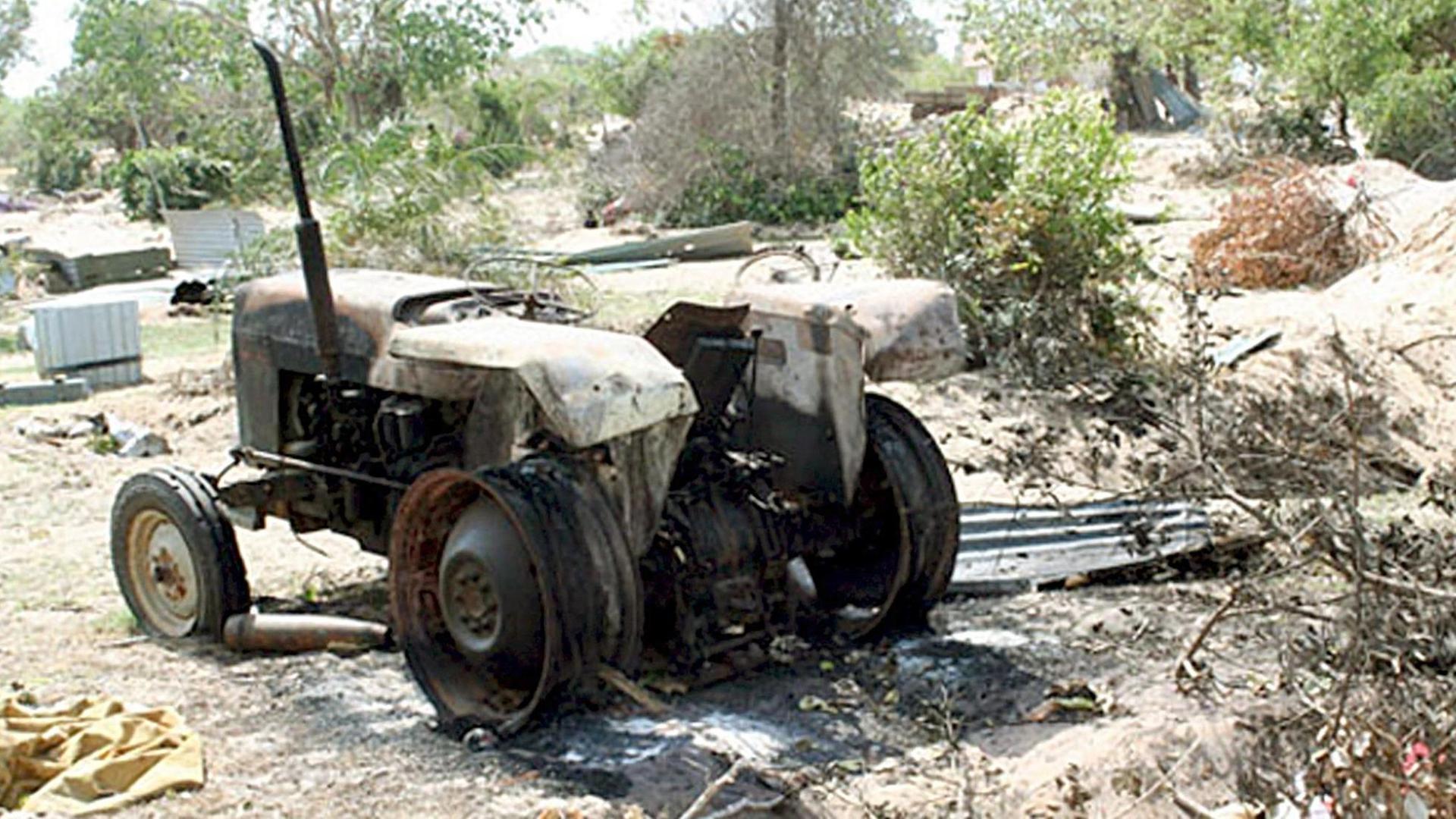 Ein ausgebrannte Traktor, der von den Befreiungstiger von Tamil Eelam (LTTE) in Brand gesteckt wurde. Ein ausgebrannte Traktor, der von den Befreiungstiger von Tamil Eelam (LTTE) in Brand gesteckt wurde.