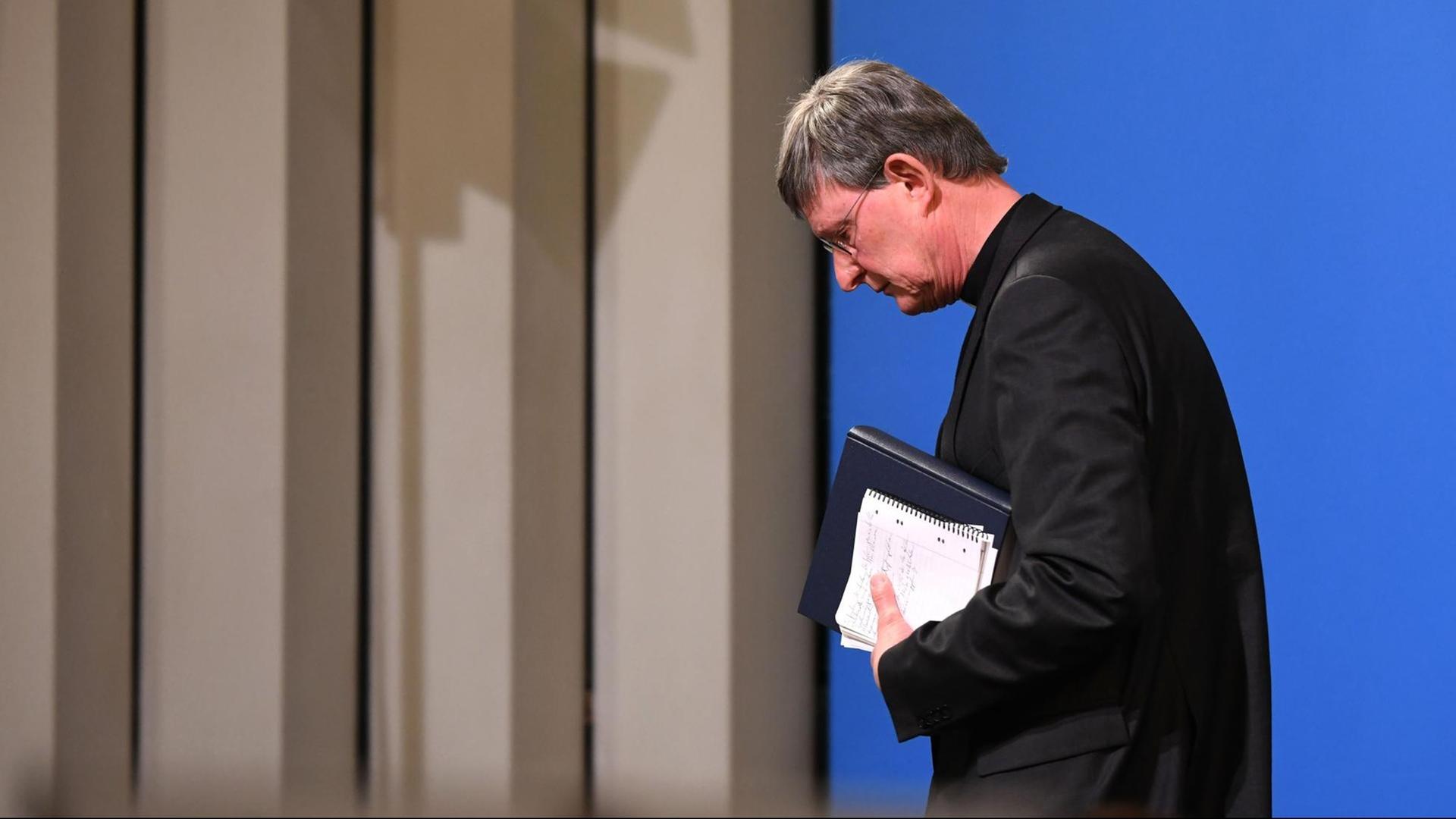 Kardinal Rainer Maria Woelki, Erzbischof von Köln, geht nach einer Pressekonferenz zur Vorstellung eines Gutachtens zum Umgang des Erzbistums Köln mit sexuellem Missbrauch Kardinal Rainer Maria Woelki, Erzbischof von Köln, geht nach einer Pressekonferenz zur Vorstellung eines Gutachtens zum Umgang des Erzbistums Köln mit sexuellem Missbrauch
