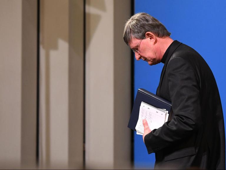 Kardinal Rainer Maria Woelki, Erzbischof von Köln, geht nach einer Pressekonferenz zur Vorstellung eines Gutachtens zum Umgang des Erzbistums Köln mit sexuellem Missbrauch