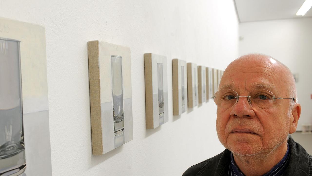Der Künstler Peter Dreher (08.08.2008) in der Kunsthalle Erfurt vor seinem Werkzyklus "Jahresgläser". Die Kunsthalle Erfurt präsentiert mit der Ausstellung "Tag um Tag guter Tag - Malerei" das Werk des Malers. Bekannt wurde Dreher vor allem durch seine Gemälde von einem Glas. Seit 1974 entstehen jedes Jahr mindestens 50 Bilder, die ein leeres Wasserglas auf weißer Tischfläche zeigen. Der Künstler Peter Dreher (08.08.2008) in der Kunsthalle Erfurt vor seinem Werkzyklus "Jahresgläser". Die Kunsthalle Erfurt präsentiert mit der Ausstellung "Tag um Tag guter Tag - Malerei" das Werk des Malers. Bekannt wurde Dreher vor allem durch seine Gemälde von einem Glas. Seit 1974 entstehen jedes Jahr mindestens 50 Bilder, die ein leeres Wasserglas auf weißer Tischfläche zeigen.