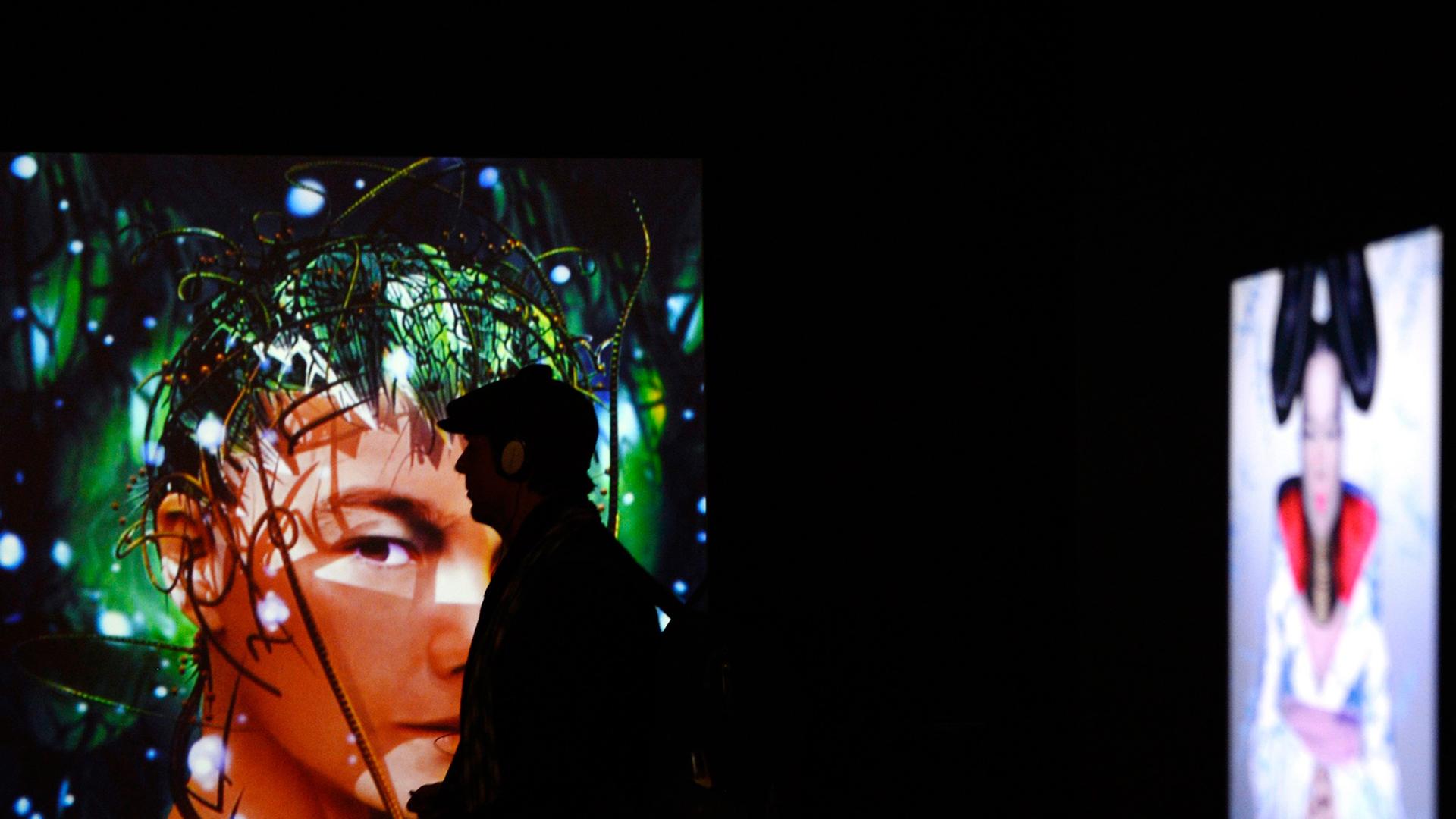 Ein Besucher geht durch die Björk-Ausstellung im Museum of Modern Art in New York Ein Besucher geht durch die Björk-Ausstellung im Museum of Modern Art in New York