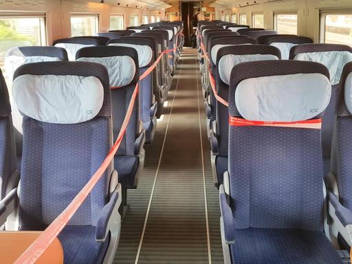 Bedingt durch die defekte Klimaanlage im ICE 1636 von Berlin nach Frankfurt/Main sind Sitzreihen mit Flatterband abgesperrt. Das Foto entstand kurz vor der Einfahrt in den Bahnhof in Frankfurt/Main.
