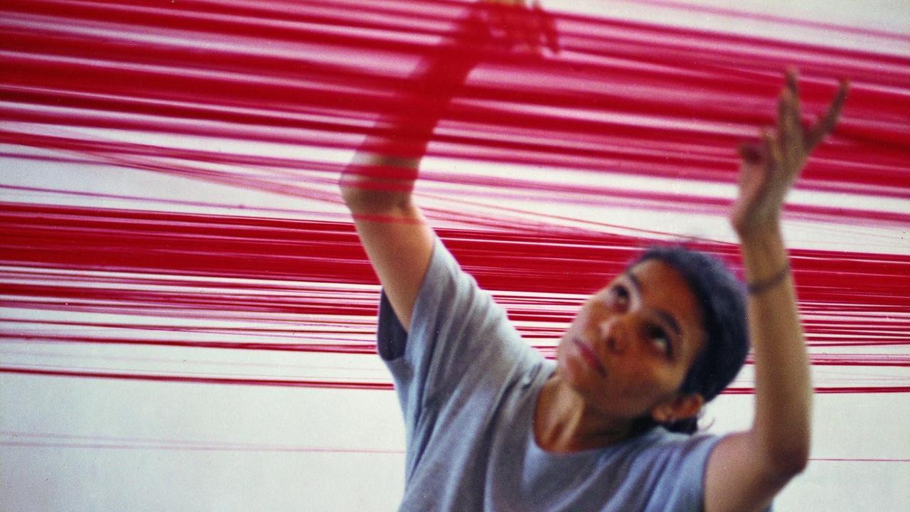Sheela Gowda während der Arbeit an ihrer Seilinstallation "And tell him of my pain" Sheela Gowda während der Arbeit an ihrer Seilinstallation "And tell him of my pain"
