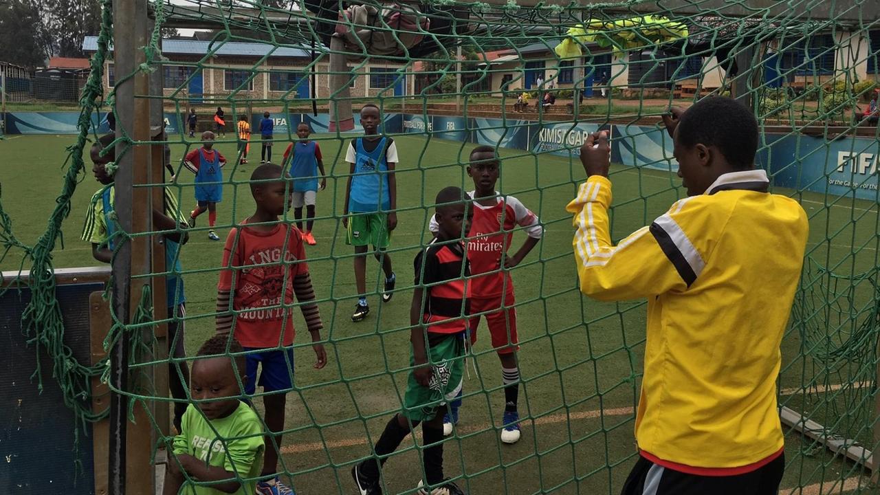 Kinder und Jugendliche spielen auf Bolzplatz Fußball. Kinder und Jugendliche spielen auf Bolzplatz Fußball.