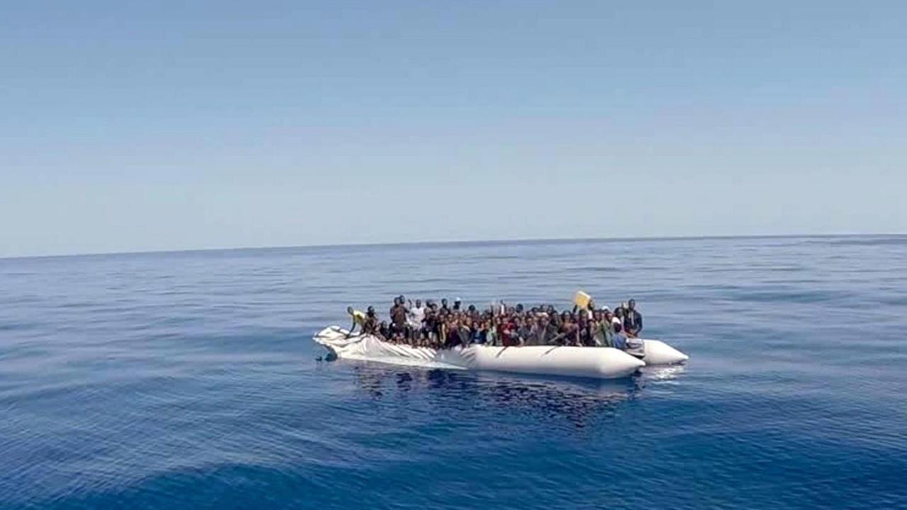 Ein überfülltes Flüchtlingsboot vor der italienischen Küste Ein überfülltes Flüchtlingsboot vor der italienischen Küste