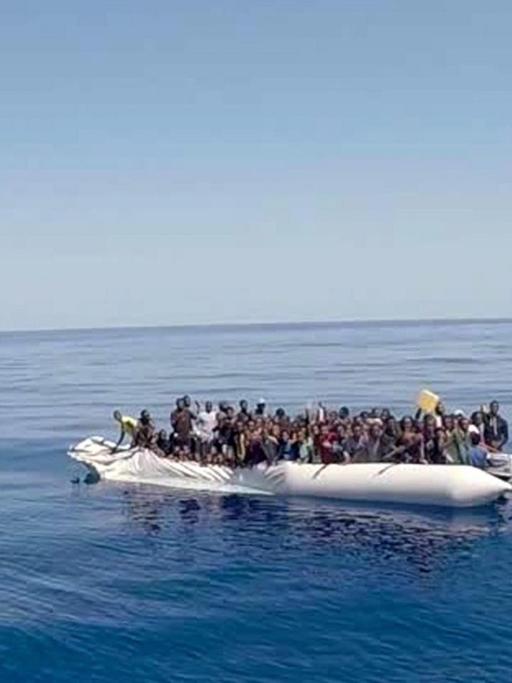 Ein überfülltes Flüchtlingsboot vor der italienischen Küste