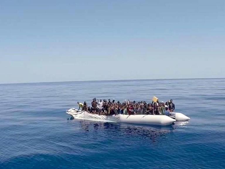 Ein überfülltes Flüchtlingsboot vor der italienischen Küste