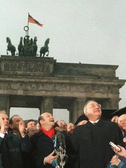 28 Jahre nach dem Mauerbau ist das Brandenburger Tor wieder zugänglich: DDR-Ministerpräsident Hans Modrow und Bundeskanzler Helmut Kohl lassen am 22. Dezember 1989 Friedenstauben aufsteigen. In der Mitte Walter Momper, Regierender Bürgermeister von Berlin.