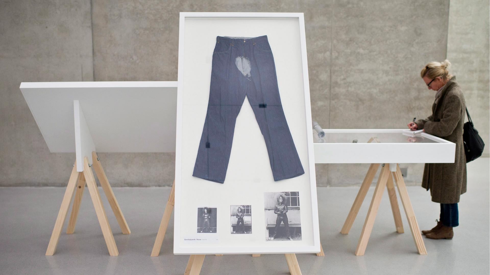 Eine Frau betrachtet die Installation "Genitalpanik" der österreichischen Künstlerin Valie Export in der Ausstellung "Archiv" im Kunsthaus Bregenz. Eine Frau betrachtet die Installation "Genitalpanik" der österreichischen Künstlerin Valie Export in der Ausstellung "Archiv" im Kunsthaus Bregenz.