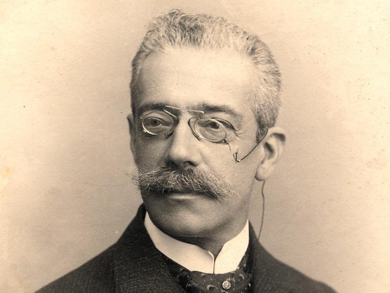 Eine Porträtaufnahme des Berliner Mäzens James Simon aus dem Jahr 1901.