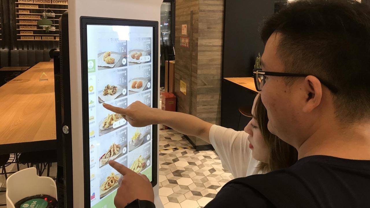 Bezahlen per Augenscan und Gesichtserkennung ist in China immer öfter möglich, weil biometrische Daten der Bürger zunehmend gespeichert sind. Hier ein Kunde in einem Restaurant vor einem Bildschirm mit der Karte. Bezahlen per Augenscan und Gesichtserkennung ist in China immer öfter möglich, weil biometrische Daten der Bürger zunehmend gespeichert sind. Hier ein Kunde in einem Restaurant vor einem Bildschirm mit der Karte.