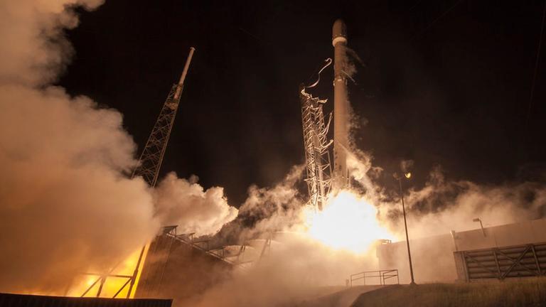 Bringen Falcon-Raketen bald Tausende von Satelliten ins All? Bringen Falcon-Raketen bald Tausende von Satelliten ins All?