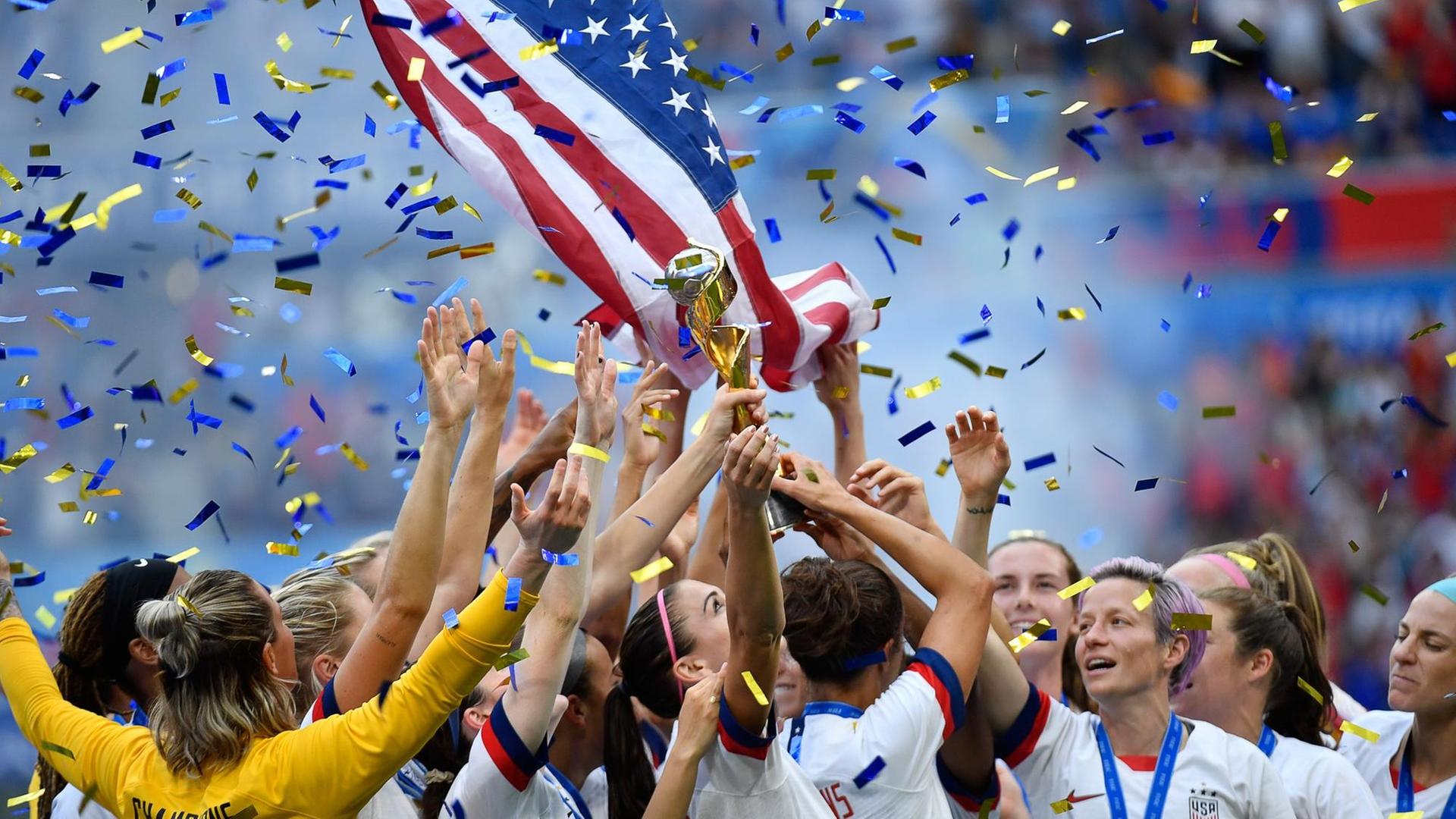 Spielerinnen der USA feiern mit dem WM-Pokal nach dem Sieg im Finale der FIFA Frauen WM 2019 in Lyon Spielerinnen der USA feiern mit dem WM-Pokal nach dem Sieg im Finale der FIFA Frauen WM 2019 in Lyon