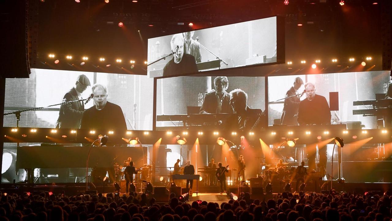 Herbert Grönemeyer und Band bei seinem Kieler Konzert zum Auftakt der Tournee. Herbert Grönemeyer und Band bei seinem Kieler Konzert zum Auftakt der Tournee.
