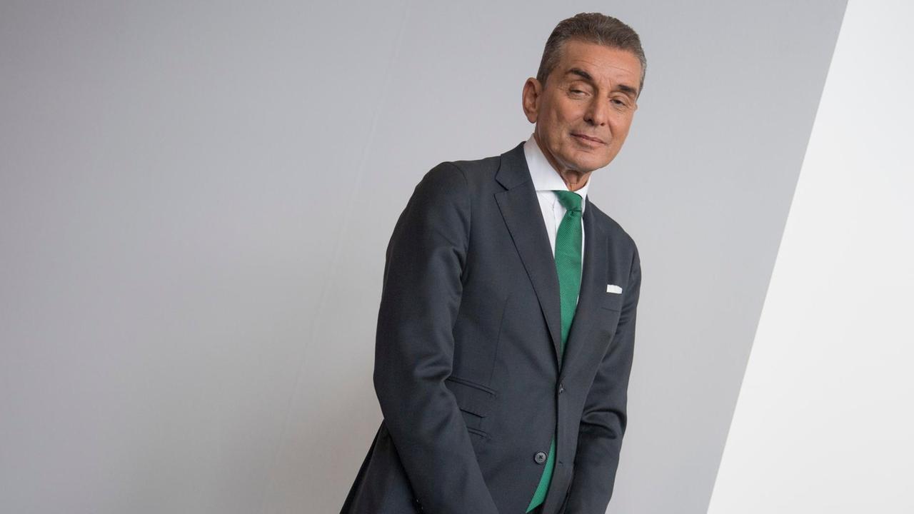 Der Moderator Michel Friedman steht am 11.10.2017 auf der Buchmesse in Frankfurt am Main (Hessen) im Studio der ARD. Friedman wird bei Deutsche Welle TV künftig das neue Format "Auf ein Wort ... mit Michel Friedman" moderieren. Der Moderator Michel Friedman steht am 11.10.2017 auf der Buchmesse in Frankfurt am Main (Hessen) im Studio der ARD. Friedman wird bei Deutsche Welle TV künftig das neue Format "Auf ein Wort ... mit Michel Friedman" moderieren.