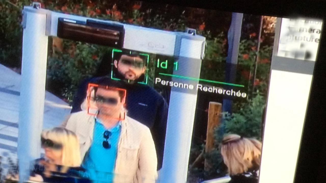 Gesichtserkennung von Passagieren an einem Flughafen mithilfe eines Computerprogramms. Gesichtserkennung von Passagieren an einem Flughafen mithilfe eines Computerprogramms.