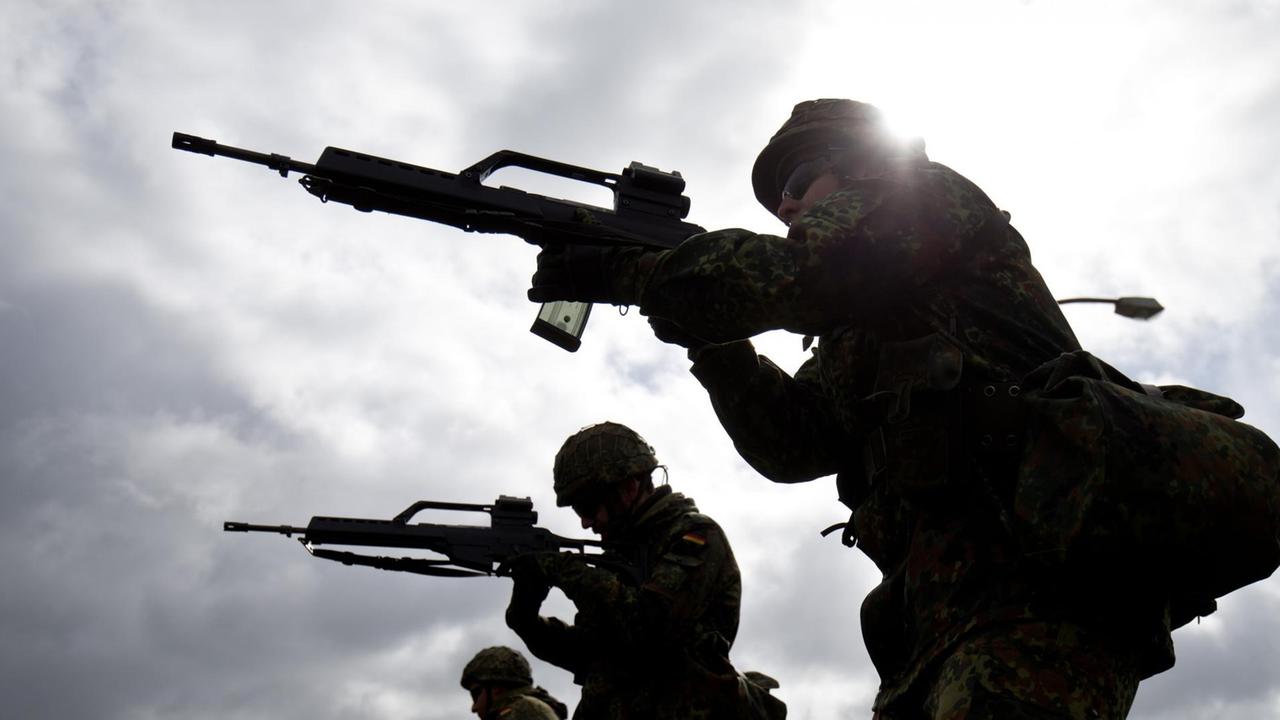 Soldaten der Bundeswehr üben am 16.04.2015 im Rahmen ihrer Grundausbildung im Spezialpionierbataillon 164 in Husum (Schleswig-Holstein) mit dem G-36 Gewehr. Soldaten der Bundeswehr üben am 16.04.2015 im Rahmen ihrer Grundausbildung im Spezialpionierbataillon 164 in Husum (Schleswig-Holstein) mit dem G-36 Gewehr.