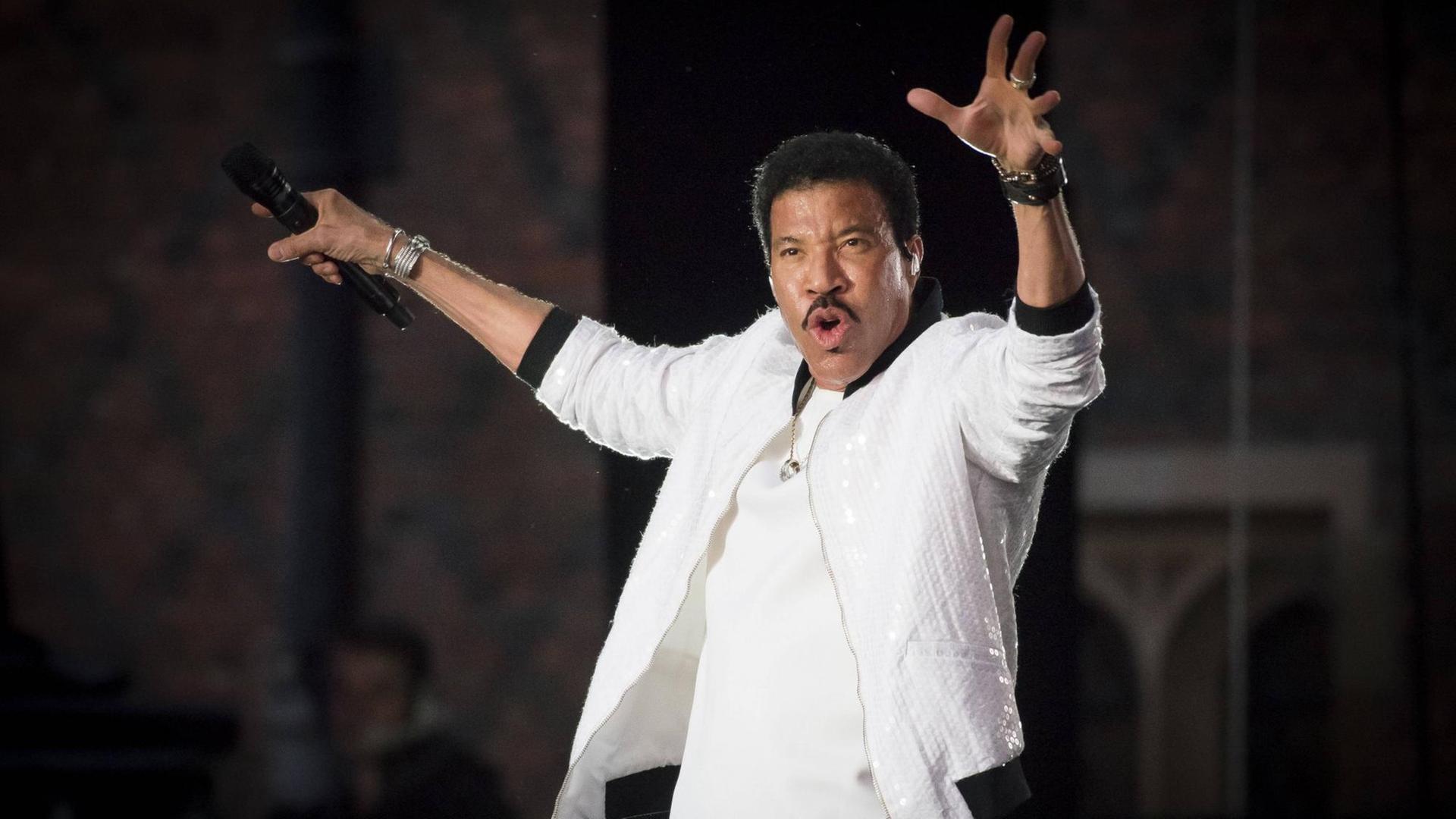 Lionel Richie bei einem Konzert in London 2018. Lionel Richie bei einem Konzert in London 2018.