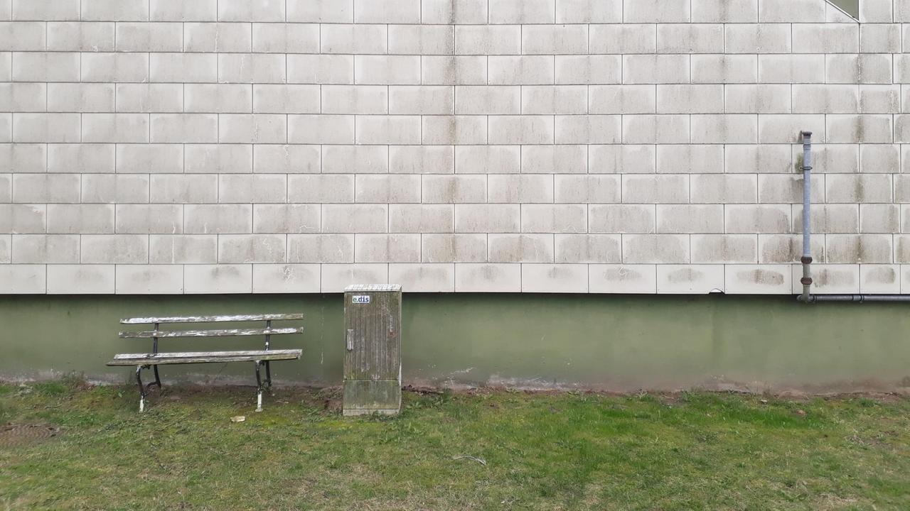 Eine Bank vor einer Wand Eine Bank vor einer Wand