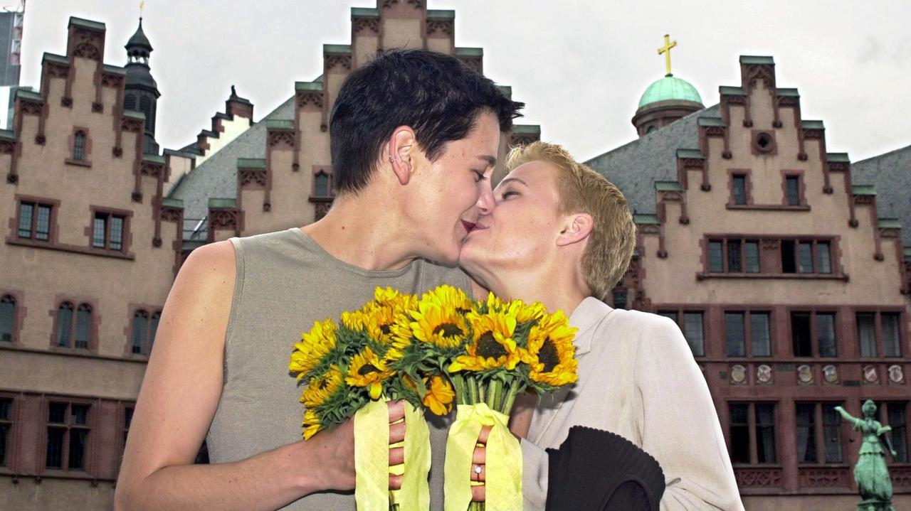 Die 34 Jahre alte Ulrike Kittel (l), aus Wilhelmshaven küsst am 30.8.2001 ihre "Braut", Tracy Murrel (28) aus Südafrika, vor dem Frankfurter Römer. 