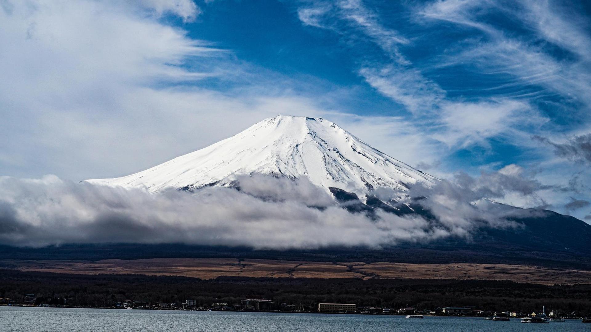 Mount Fuji vor einem weißblauen Himmel, aufgenommen vom Yamanaka-See Mount Fuji vor einem weißblauen Himmel, aufgenommen vom Yamanaka-See