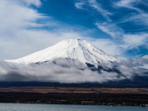 Mount Fuji vor einem weißblauen Himmel, aufgenommen vom Yamanaka-See