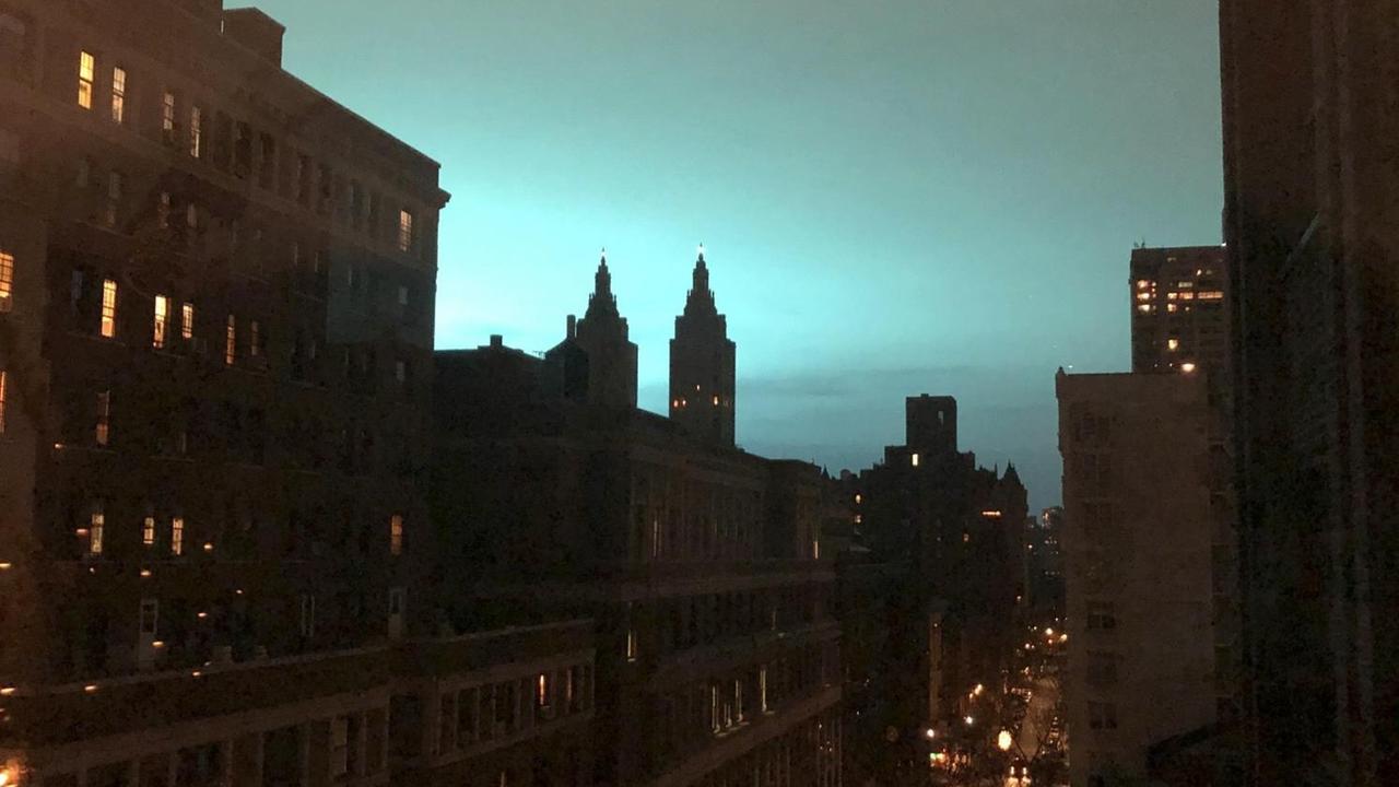 Der Himmel über New York leuchtet farbig, gesehen vom Stadtteil Manhattan aus. Der Himmel über New York leuchtet farbig, gesehen vom Stadtteil Manhattan aus.