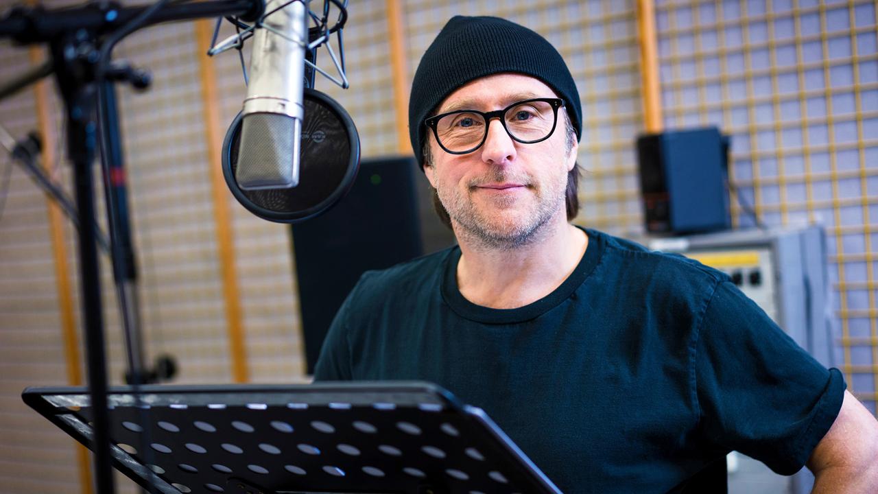 Bjarne Mädel spricht den Traumkontrolleur. Bjarne Mädel spricht den Traumkontrolleur.