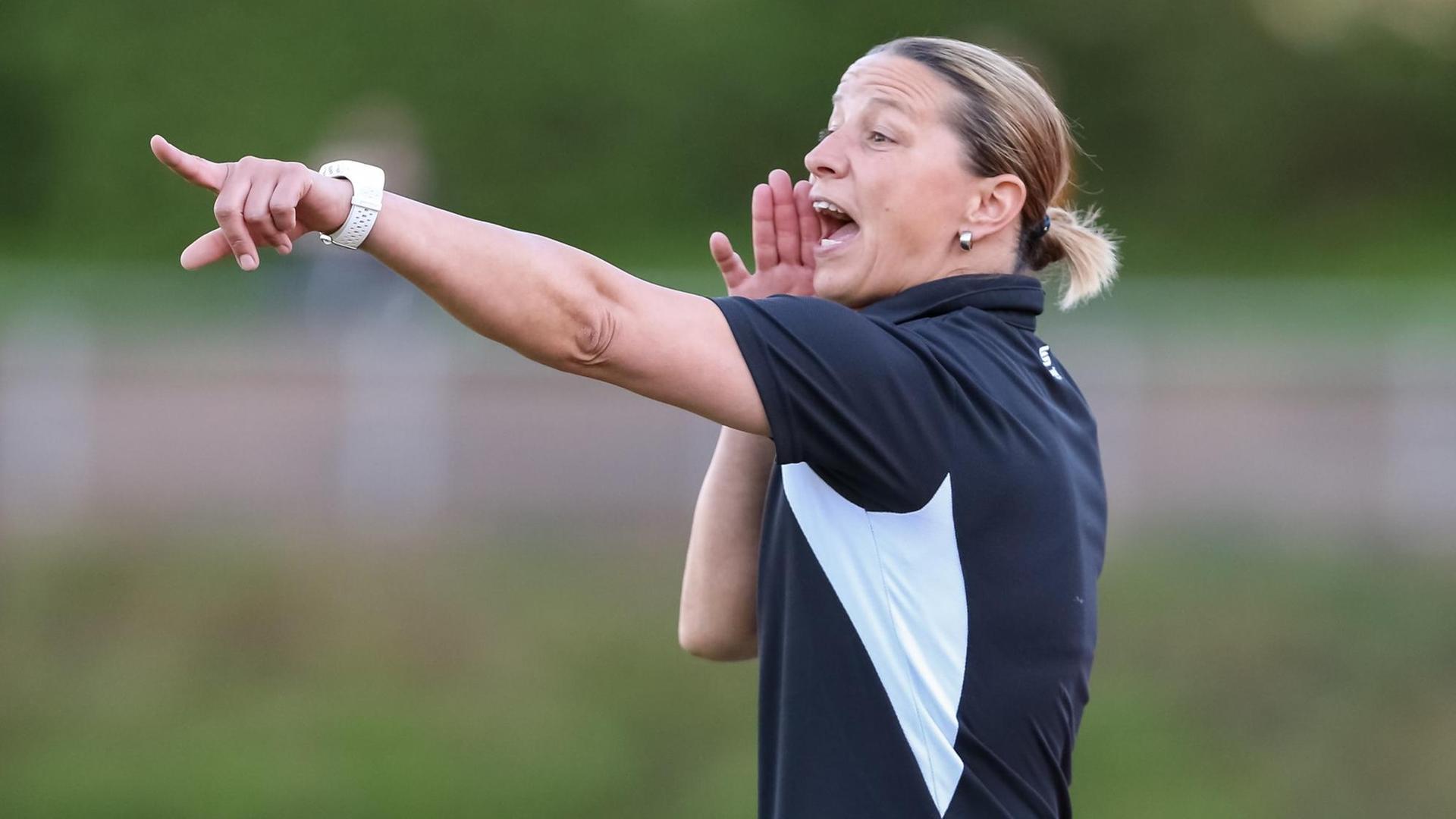 Inka Grings gestikuliert am Spielfeldrand. Inka Grings gestikuliert am Spielfeldrand.