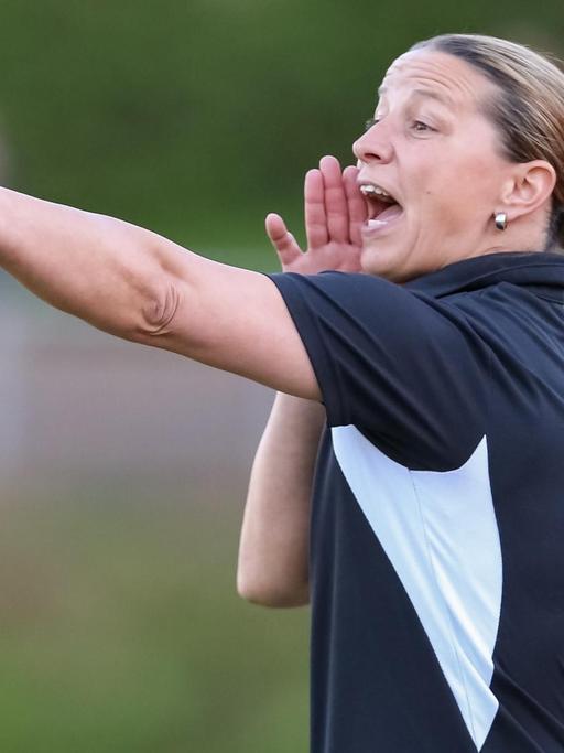 Inka Grings gestikuliert am Spielfeldrand.