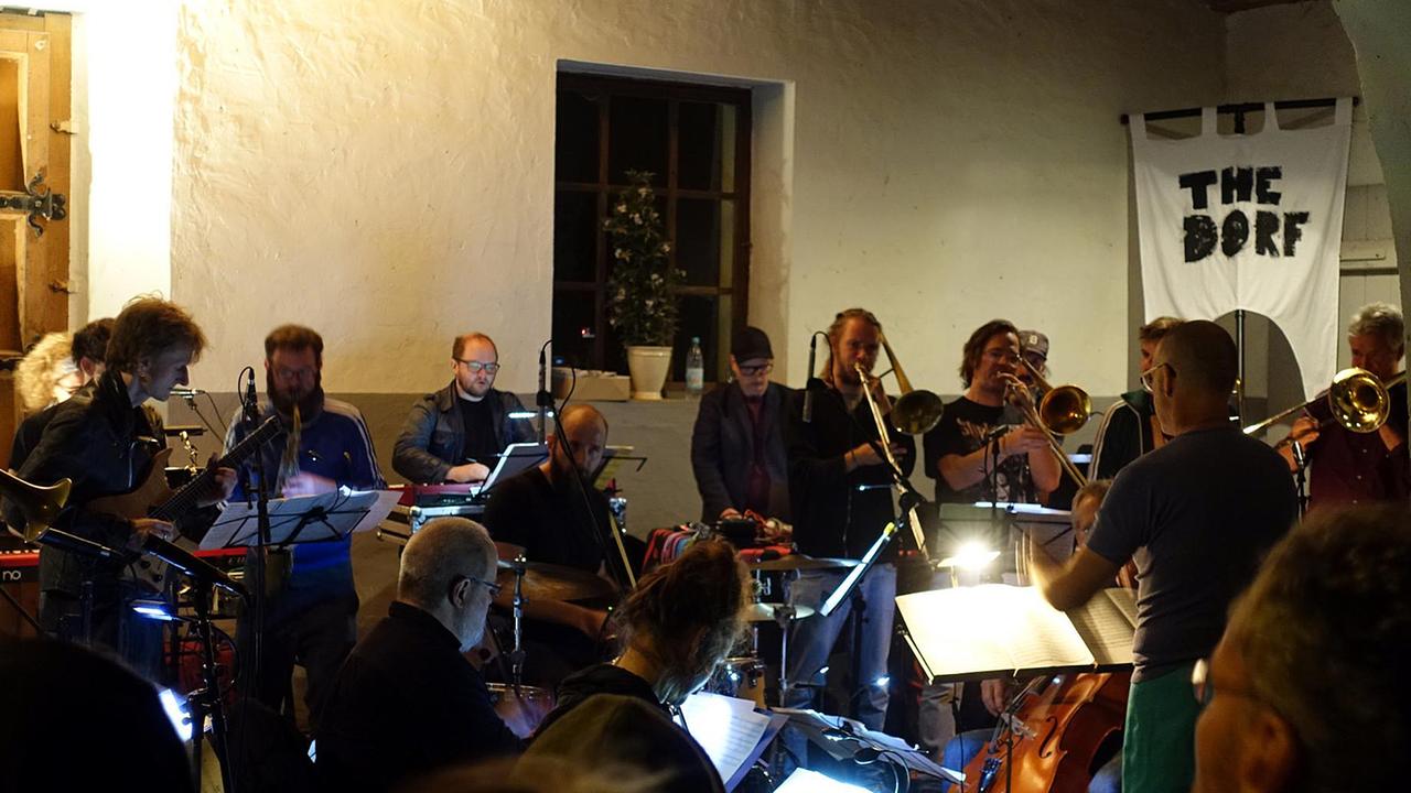 Die Band "The Dorf" bei ihrem Konzert auf Burg Hülshoff während der Droste-Tage 2018 Die Band "The Dorf" bei ihrem Konzert auf Burg Hülshoff während der Droste-Tage 2018