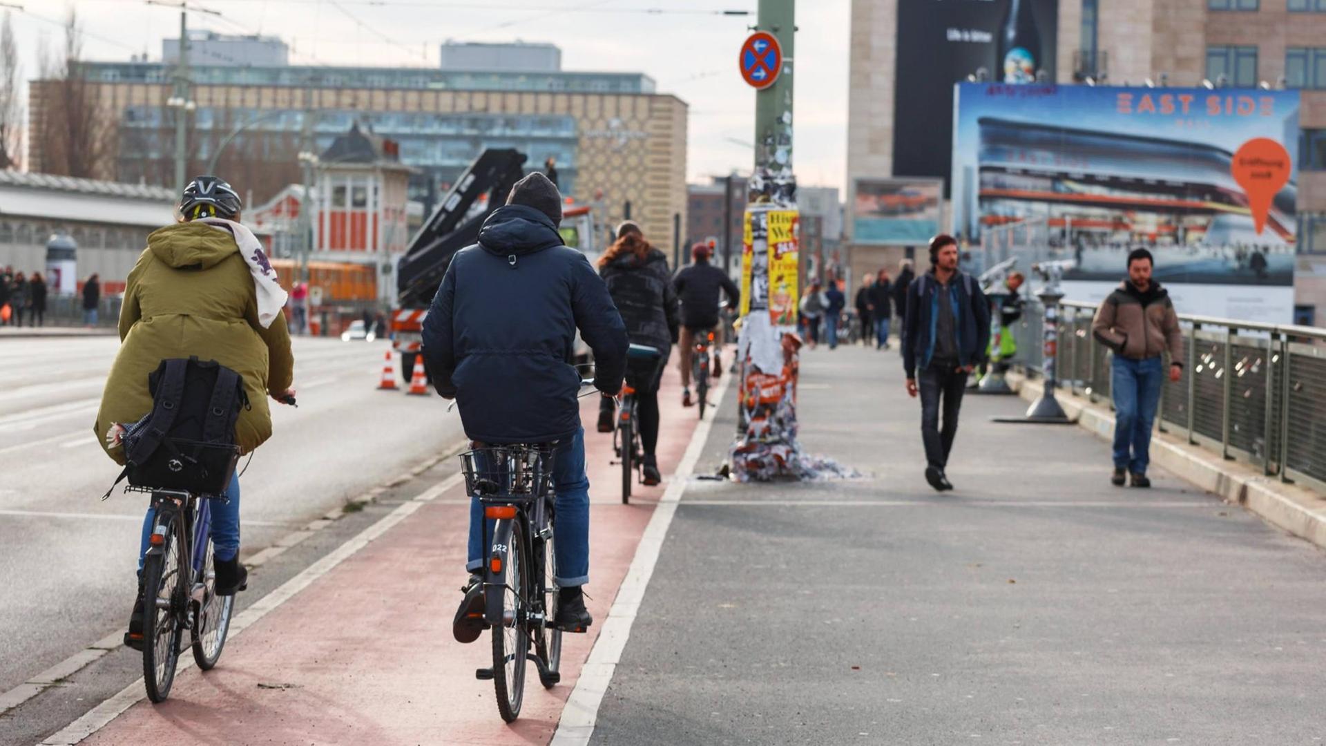 Fahrradfahrer fahren auf dem Radweg der Warschauer Brücke, Berlin Fahrradfahrer fahren auf dem Radweg der Warschauer Brücke, Berlin