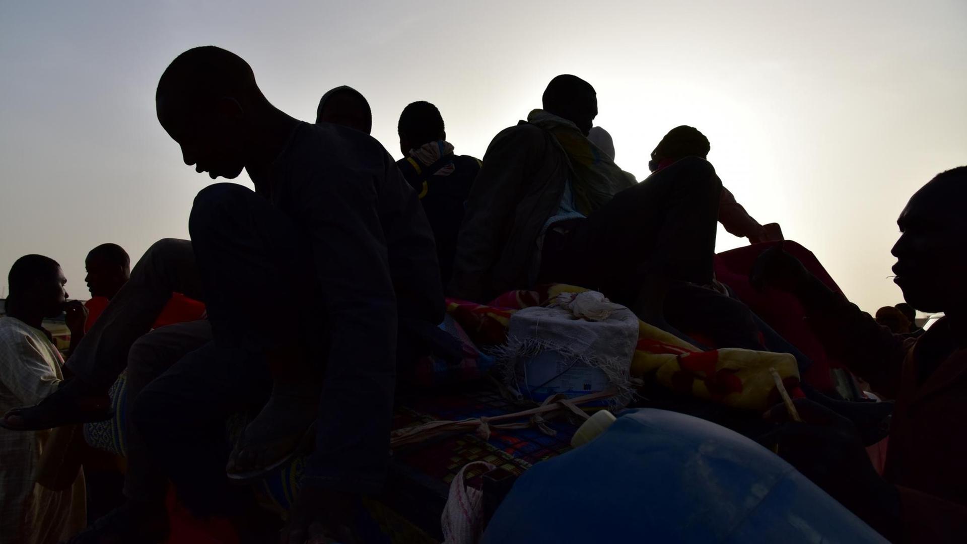 Westafrikaner in Niger, nachdem sie aus Libyen wegen der Gewalt dort geflohen sind. Westafrikaner in Niger, nachdem sie aus Libyen wegen der Gewalt dort geflohen sind.