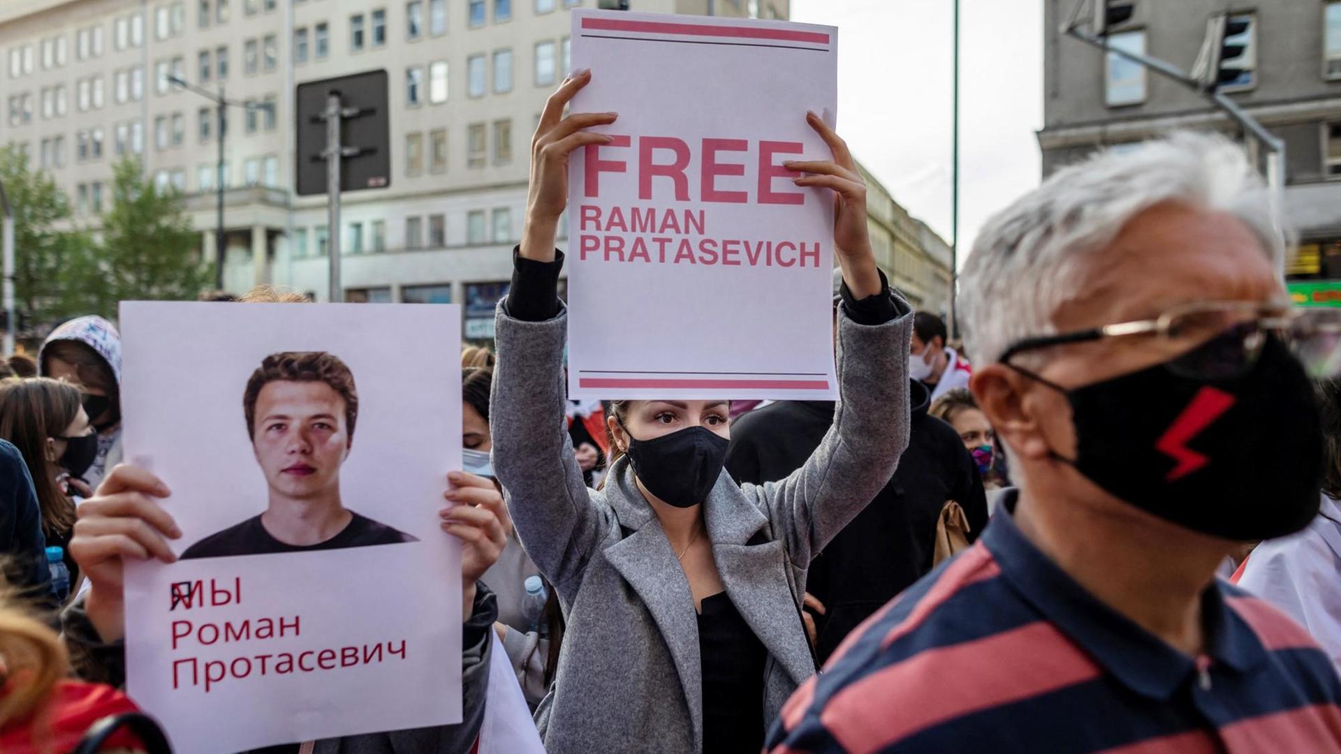 Proteste in Polen auf der Strasse. Ein Schild 'FREE Roman Protasevich' wird hochgehalten während einer Demonstration vor dem Europäischen Kommissionsbüro in Warschau, 24. Mai 2021
