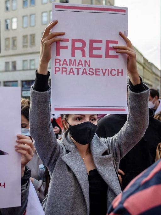 Proteste in Polen auf der Strasse. Ein Schild 'FREE Roman Protasevich' wird hochgehalten während einer Demonstration vor dem Europäischen Kommissionsbüro in Warschau, 24. Mai 2021