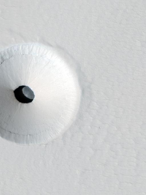 Eines der "schwarzen Löcher" auf dem Mars