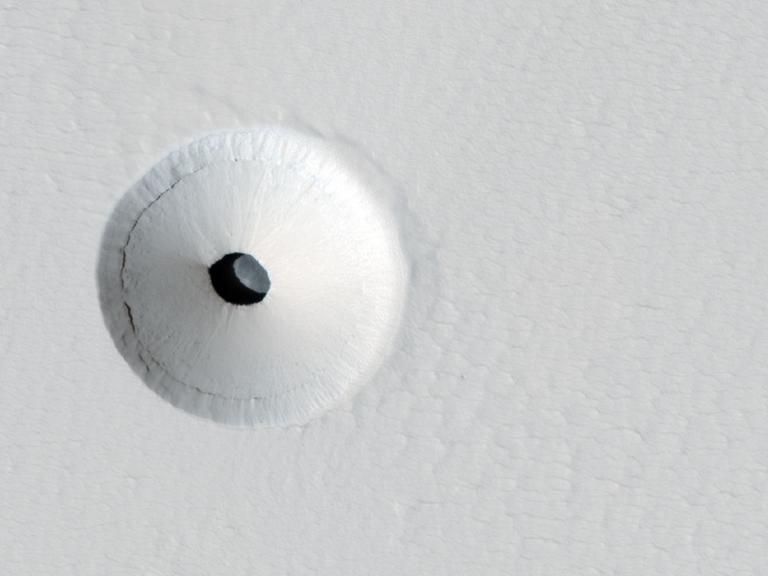 Eines der "schwarzen Löcher" auf dem Mars
