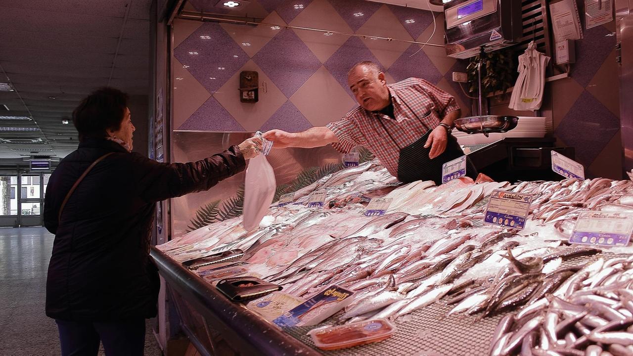 Der Fischhändler Juan Moreno in der kleinen Markthalle con Madrid-Vallecas Der Fischhändler Juan Moreno in der kleinen Markthalle con Madrid-Vallecas
