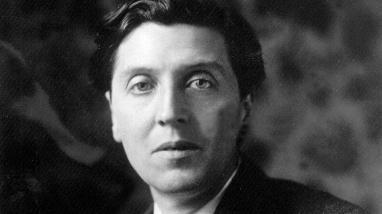 Der österreichische Komponist Alban Berg in einer zeitgenössischen Aufnahme. Der österreichische Komponist Alban Berg in einer zeitgenössischen Aufnahme.