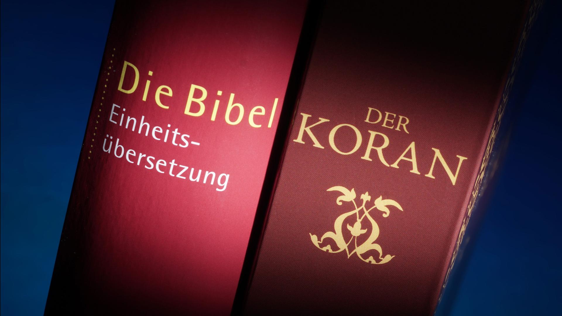 Eine Bibel und eine Ausgabe des Koran