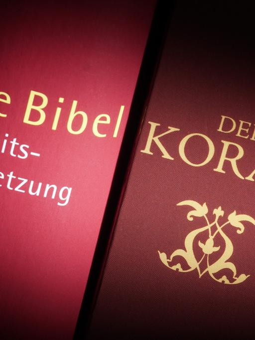 Eine Bibel und eine Ausgabe des Koran