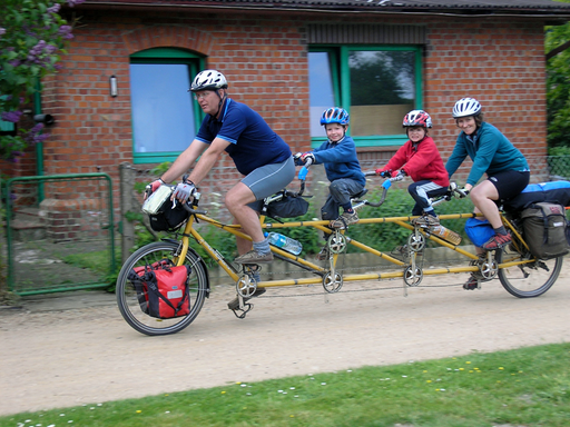 Zu viert auf einem Rad: Familie Schmidt/Hilgert auf Fahrradtour