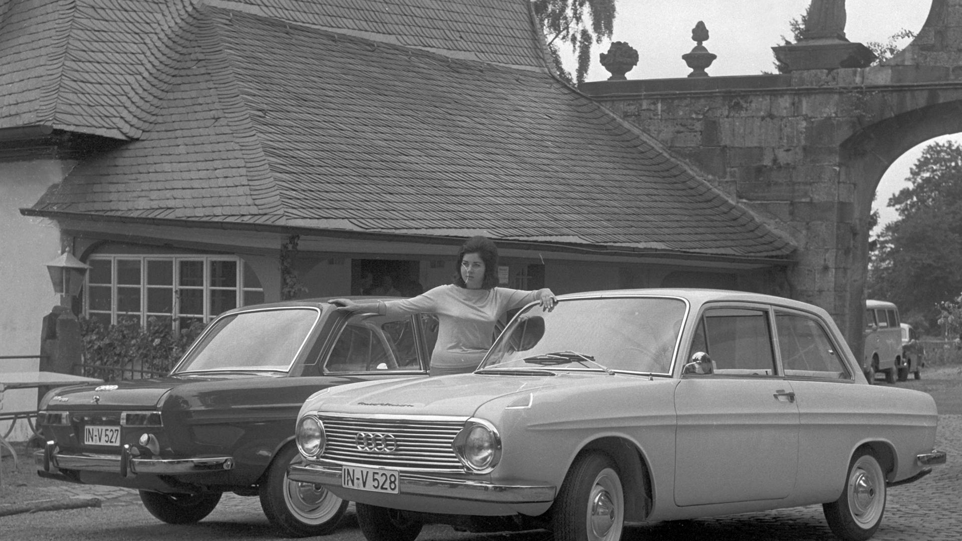 Der neue Auto Union "DKW F 102" bei seiner Vorstellung am 27.08.1963 in Wiesbaden. Es sollte das letzte Modell unter dem Namen DKW sein. Der neue Auto Union "DKW F 102" bei seiner Vorstellung am 27.08.1963 in Wiesbaden. Es sollte das letzte Modell unter dem Namen DKW sein.