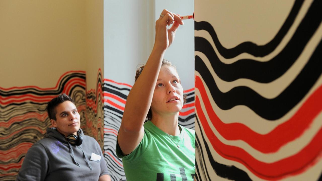 Tanya Bora (l) und Nora Grimm sowie weitere Studenten der Hochschule für Künste in Bremen ziehen am 18.10.2012 in der Kunsthalle Bremen die "Linie des Lebens". Die fünfzig Stunden währende Kunstaktion ist eine Neuinszenierung der Aktion "Die Linie von Hamburg", die Friedrich Hundertwasser zusammen mit anderen Künstlern im Jahr 1959 durchführte. Die Nonstop gezogene schwarz-rote Linie gehört zum Auftakt der neuen Sonderausstellung "Friedensreich Hundertwasser: Gegen den Strich. Werke 1949 bis 1970" in der Kunsthalle. Die Ausstellung schafft einen Blick auf das Schaffen des österreichischen Künstlers und ist vom 20.10.2012 bis zum 17.02.2013 in der Hansestadt zu sehen. Foto: Ingo Wagner/dpa (Zu dpa 870 vom 18.10.2012) | Verwendung weltweit Tanya Bora (l) und Nora Grimm sowie weitere Studenten der Hochschule für Künste in Bremen ziehen am 18.10.2012 in der Kunsthalle Bremen die "Linie des Lebens". Die fünfzig Stunden währende Kunstaktion ist eine Neuinszenierung der Aktion "Die Linie von Hamburg", die Friedrich Hundertwasser zusammen mit anderen Künstlern im Jahr 1959 durchführte. Die Nonstop gezogene schwarz-rote Linie gehört zum Auftakt der neuen Sonderausstellung "Friedensreich Hundertwasser: Gegen den Strich. Werke 1949 bis 1970" in der Kunsthalle. Die Ausstellung schafft einen Blick auf das Schaffen des österreichischen Künstlers und ist vom 20.10.2012 bis zum 17.02.2013 in der Hansestadt zu sehen. Foto: Ingo Wagner/dpa (Zu dpa 870 vom 18.10.2012) | Verwendung weltweit