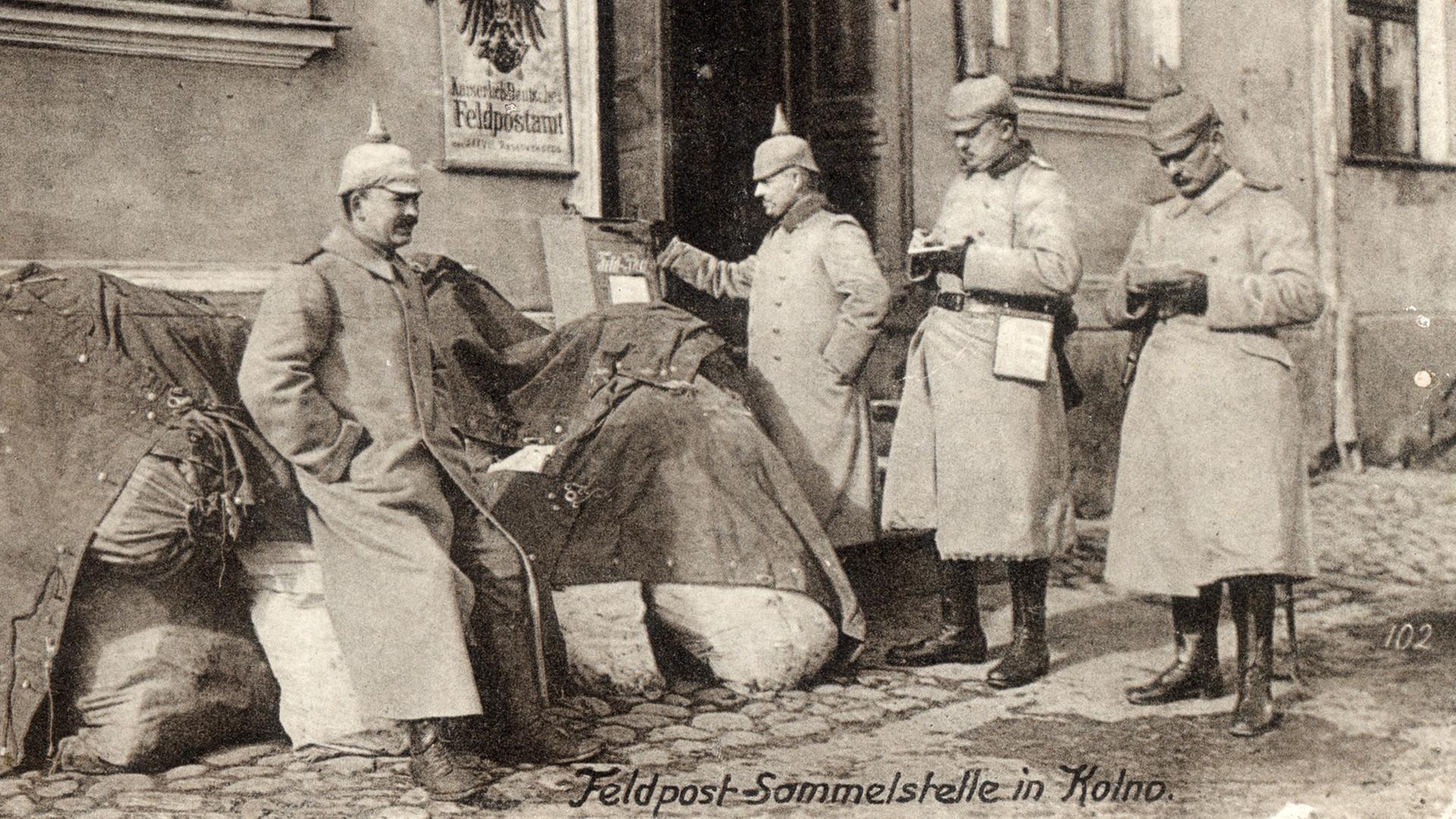 Deutsche Soldaten schreiben um 1914 vor einem Feldpostamt in Kolno Feldpostkarten. Die Karte wurde als Ostpreußenhilfe mit dem Titel "Feldpost-Sammelstelle in Kolno" verlegt und im August 1918 beschriftet. Deutsche Soldaten schreiben um 1914 vor einem Feldpostamt in Kolno Feldpostkarten. Die Karte wurde als Ostpreußenhilfe mit dem Titel "Feldpost-Sammelstelle in Kolno" verlegt und im August 1918 beschriftet.