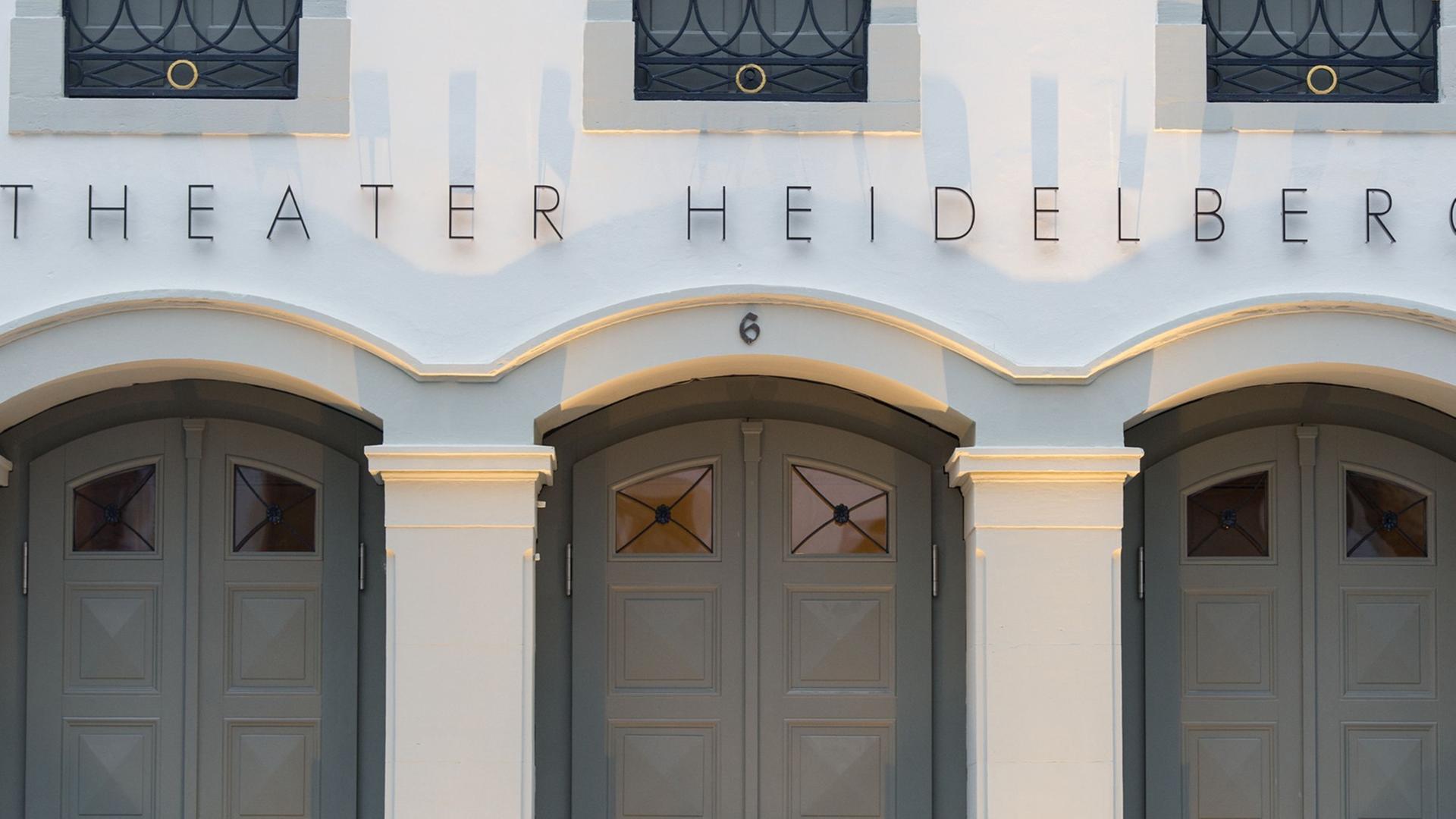 Der Schriftzug "Theater Heidelberg" ist am 17.11.2012 in Heidelberg (Baden-Württemberg) an der Außenfassade des Theatergebäudes zu sehen.