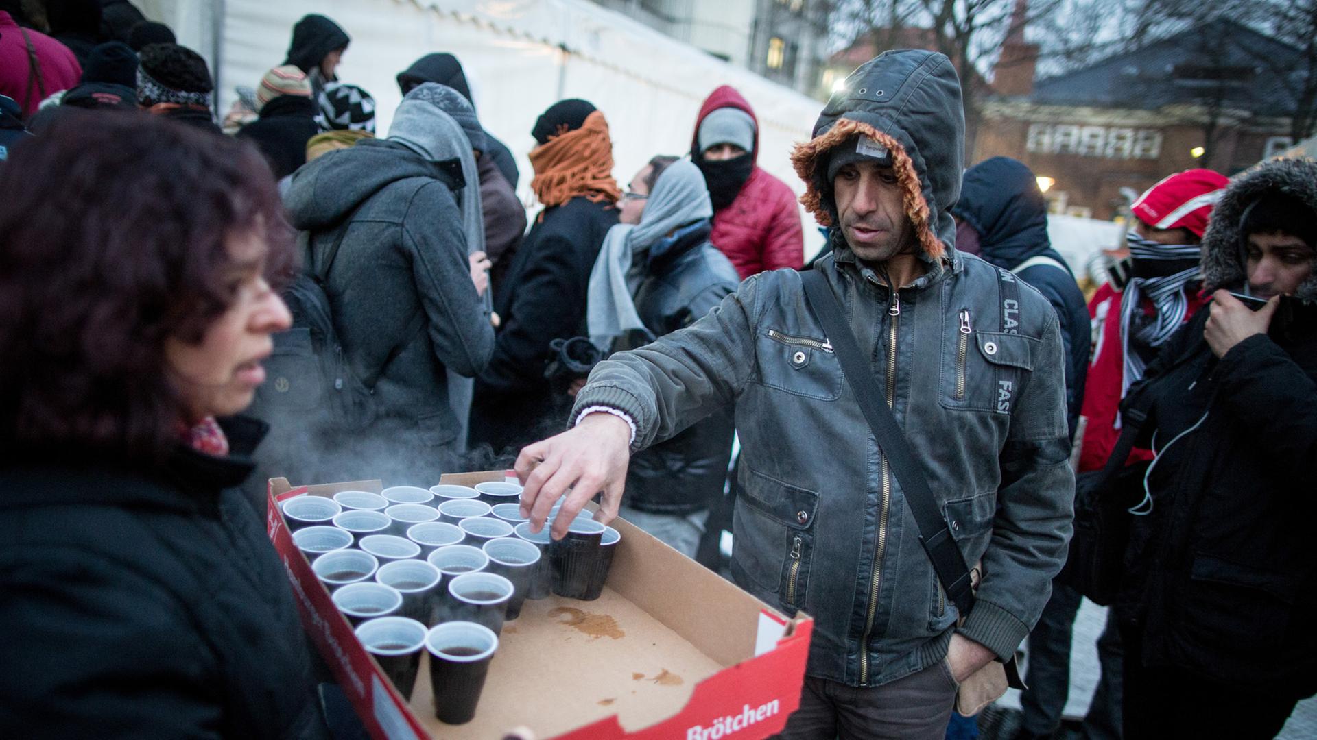 Helfer versorgen wartende Flüchtlinge vor dem Landesamt für Gesundheit und Soziales in Berlin bei frostigen Temperaturen mit Heißgetränken. In dem Amt in Berlins Turmstraße können Flüchtlinge sich registrieren lassen oder erste Unterstützungsleistungen erhalten. Aufnahme vom 4. Januar 2016 Helfer versorgen wartende Flüchtlinge vor dem Landesamt für Gesundheit und Soziales in Berlin bei frostigen Temperaturen mit Heißgetränken. In dem Amt in Berlins Turmstraße können Flüchtlinge sich registrieren lassen oder erste Unterstützungsleistungen erhalten. Aufnahme vom 4. Januar 2016