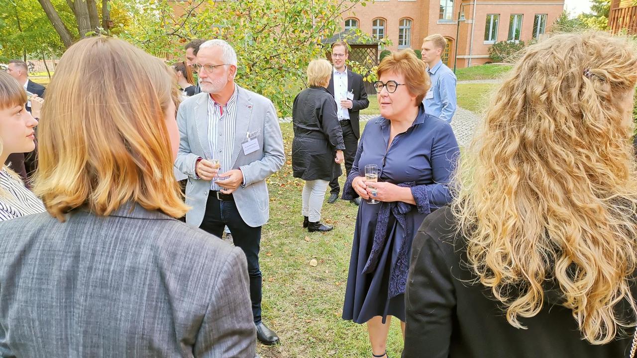 Gesundheitsministerin Petra Grimm-Benne bei der Begrüßung der zukünftigen Landärzte und Landärztinnen im Gesundheitsministerium in Magdeburg Gesundheitsministerin Petra Grimm-Benne bei der Begrüßung der zukünftigen Landärzte und Landärztinnen im Gesundheitsministerium in Magdeburg